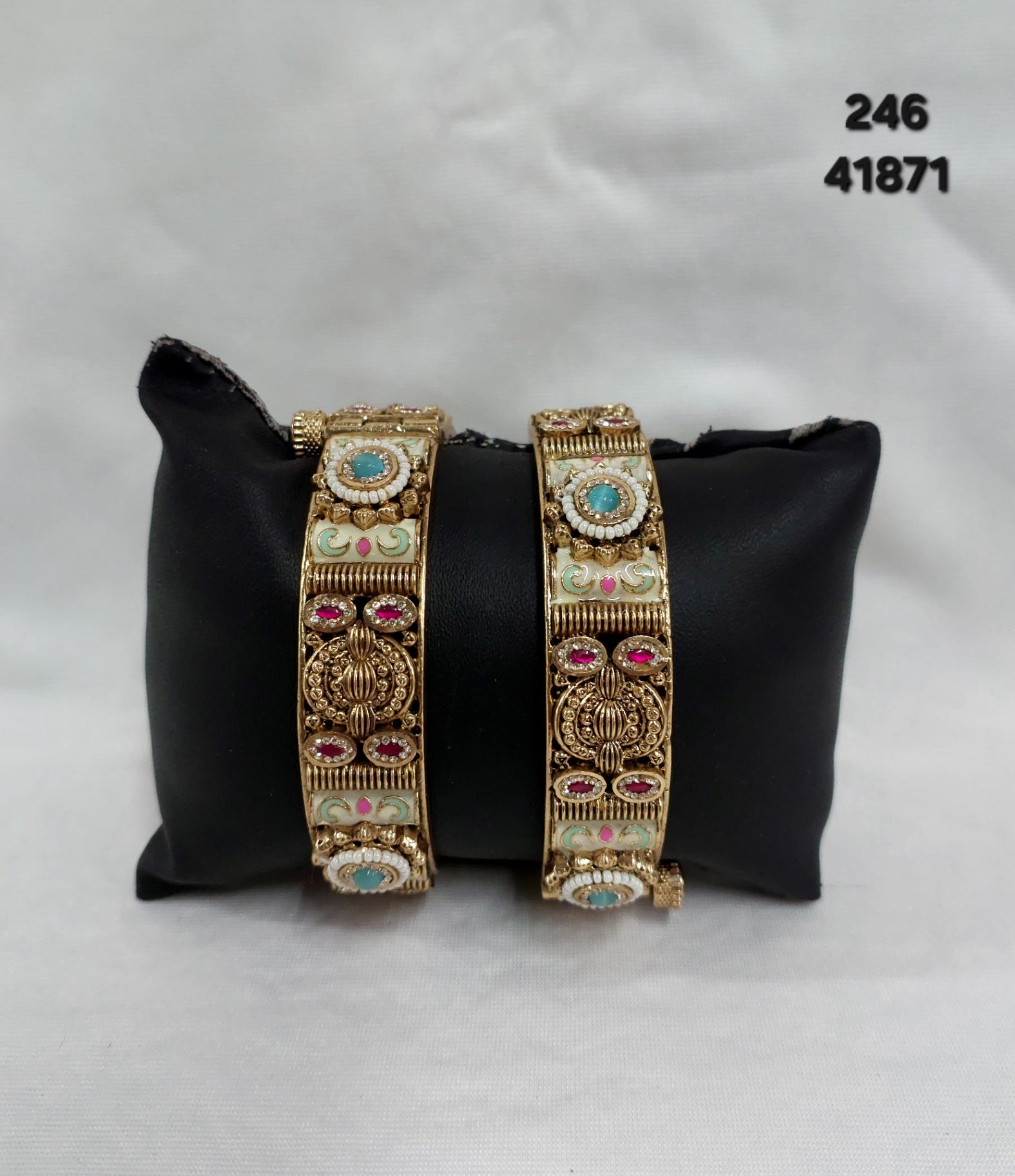 Antique Bangle - B6369